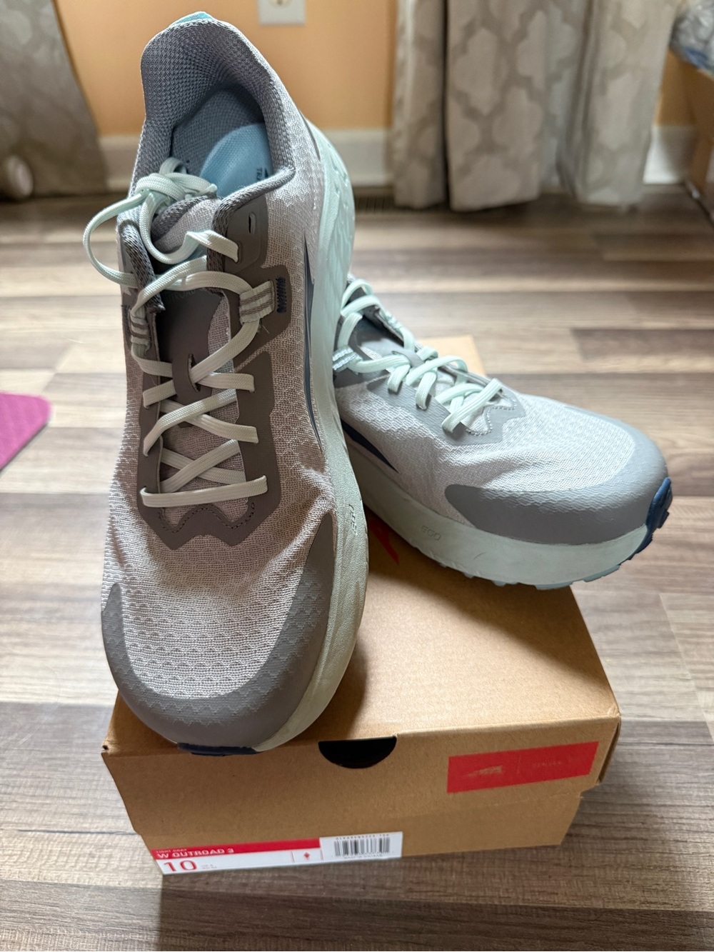 Altra Outroad 3 Trail Shoes Women's 10 Like New! - Picture 3 of 6